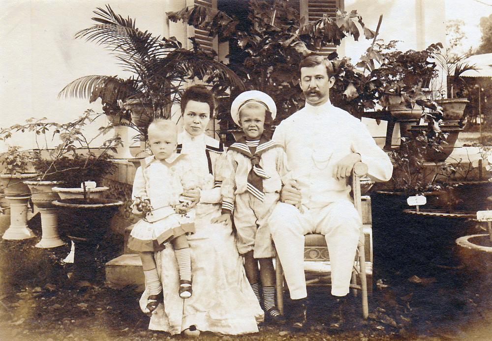 Foto Adrien Henri MG (1873-1965) en Marie van Houten (1875-1945) met hun zonen Jan Albert MG (1904-1994) en Walrave (1907-1999)